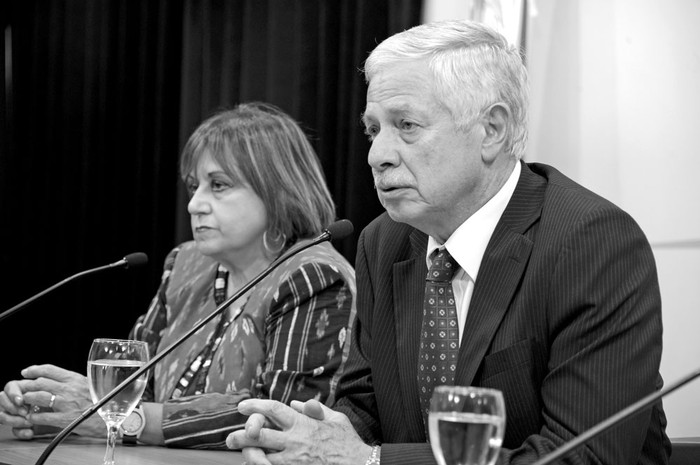 Irupé Buzzetti y Jorge Basso en conferencia de prensa, luego de la reunión de la Comisión Intersectorial del Alcohol. Foto: Walter Paciello, Presidencia