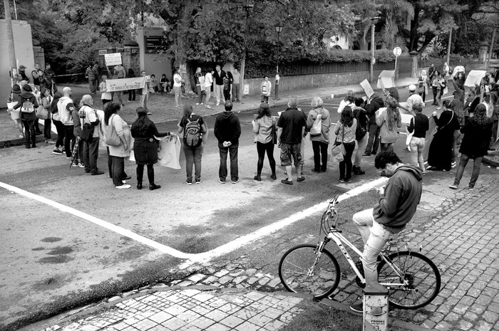 Concentración de animalistas, ayer, frente a la Rural del Prado. Foto: Mauricio Kühne