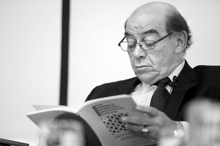 León Lev durante el lanzamiento del libro Procedimientos de Contratación Administrativa,
TOCAF 2012, ayer, en el Edificio Ferrere. Foto: Santiago Mazzarovich