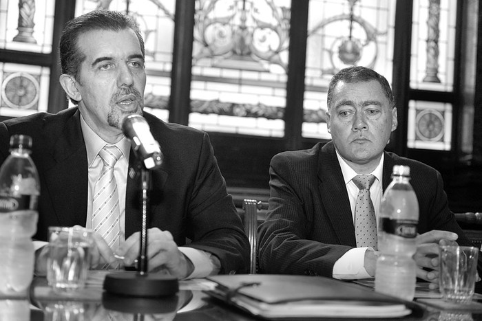 Miguel Asqueta y Dardo Curti, durante la presentación de resultados de la encuesta “Opinión de los ciudadanos sobre el impuesto al tabaco”, ayer, en el Palacio Legislativo. Foto: Santiago Mazzarovich