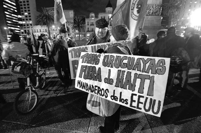 Concentración por el retiro de las tropas uruguayas en Haití, ayer, en la plaza Independencia.  Foto: Federico Gutiérrez