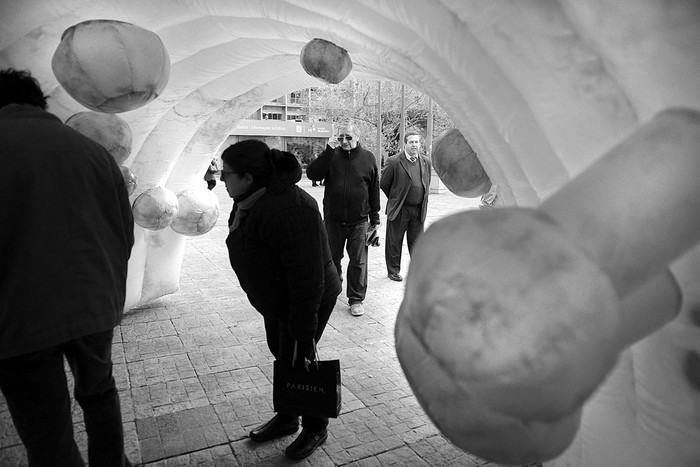 Colon gigante en la explanada de la Intendencia de Montevideo. Foto: Santiago Mazzarovich