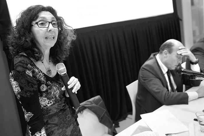 Ana Agostino y Daniel Martínez durante la presentación del informe 2015 de Defensoría
del Vecino de Montevideo.Foto: Santiago Mazzarovich