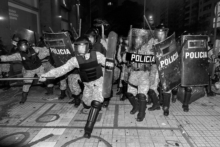 Desalojo de la sede del Codicen. Foto: Santiago Mazzarovich (archivo, setiembre de 2015)