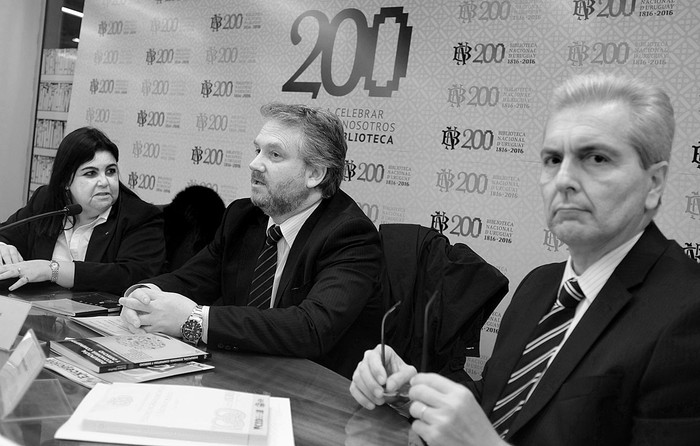 María José Viega, Miguel Pezzutti y Gustavo Gauthier, ayer, en la mesa jurídica sobre Uber organizada
por la Facultad de Derecho de la Universidad de la República. Foto: Pablo Vignali