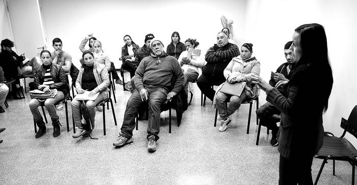 Taller con clasificadores para formarse como transportistas de residuos, ayer, en la Intendencia de Montevideo. Foto: Pablo Vignali
