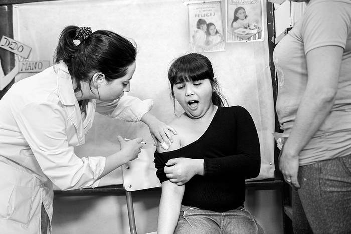 Jornada de vacunación contra el HPV en la escuela Nº 95, en el Cerro. Foto: Santiago Mazzarovich