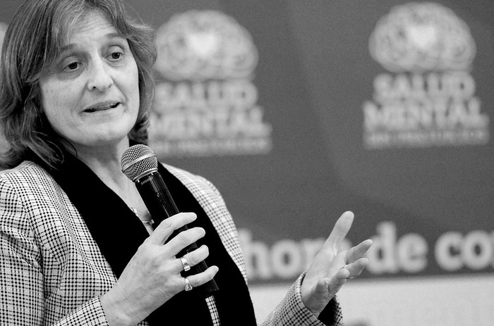 Gabriela Garrido durante la mesa “Salud mental en la infancia y la adolescencia”, ayer, en la sede del Sindicato Médico del Uruguay. Foto: Pablo Vignali