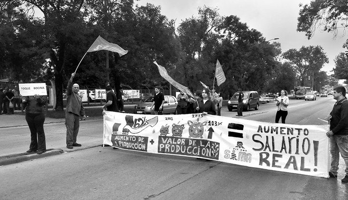 Trabajadores de Roemmers cortan Camino Maldonado, ayer, frente al laboratorio. Foto: Federico Gutiérrez