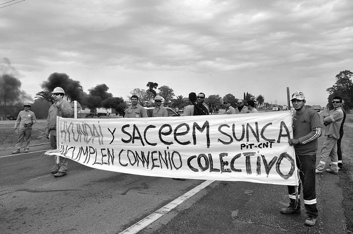 Trabajadores de la construcción cortan la ruta 1 frente a la planta de Hyundai, el miércoles, en el departamento de San José. Foto: Federico Gutiérrez