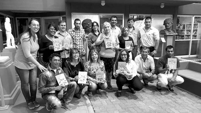 Participantes del proyecto Retazos, en la biblioteca de la cárcel de Salto. Foto: s/d de autor