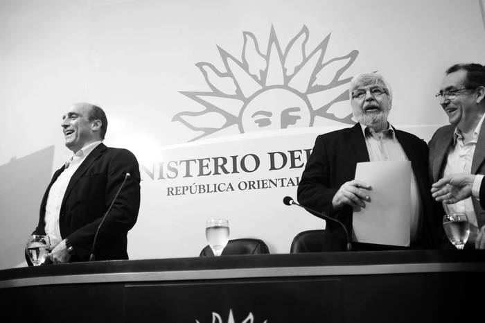 Daniel Martínez, Eduardo Bonomi y Fernando Nopitsch, al finalizar la firma del convenio, ayer,
en la sala de medios de Unicom. Foto: Pablo Vignali