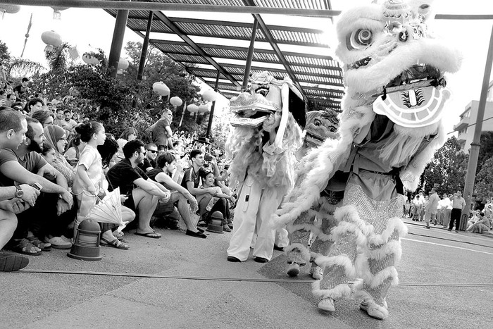 Danza del León durante la celebración del año nuevo chino, ayer, en la plaza Liber Seregni. Foto: Pablo Vignali