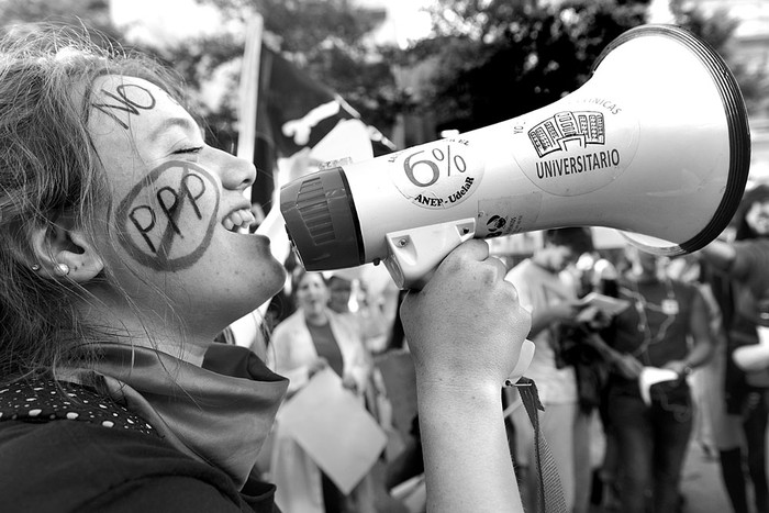 Movilización contra la participación público-privada en el Hospital de Clínicas. Foto: Santiago Mazzarovich (archivo, noviembre de 2016)