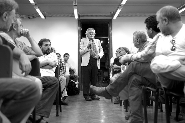 Mariano Arana participa en la presentación del grupo Varones por la Igualdad, el jueves, en la Biblioteca Nacional. Foto: Andrés Cuenca