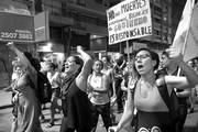 Marcha de mujeres en protesta por los femicidios, ayer, en 18 de Julio. Foto: Andrés Cuenca