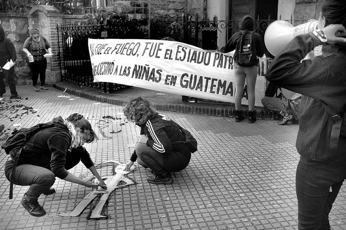 Movilización por las niñas muertas en Guatemala, ayer, en la embajada, en Montevideo. Foto: Pablo Vignali