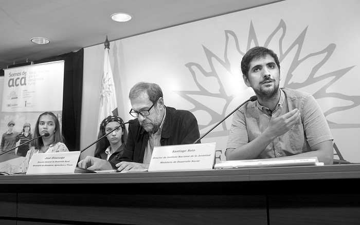 Paulina Mila, del grupo Re Creados; Loana García, del grupo Reboledo; José Olascuaga, director general de Desarrollo Rural del MGAP; y Santiago Soto, director del Inju, durante el lanzamiento del llamado Somos de acá 4ª edición. Ideas jóvenes para el desarrollo rural, ayer, en la Torre Ejecutiva. Foto: Pablo Vignali