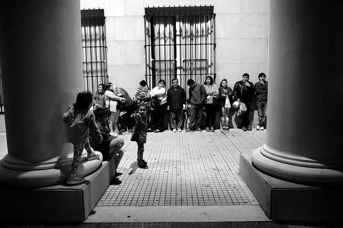 Familias peruanas con peligro de desalojo, ayer, frente a la plaza Independencia. Foto: Andrés Cuenca