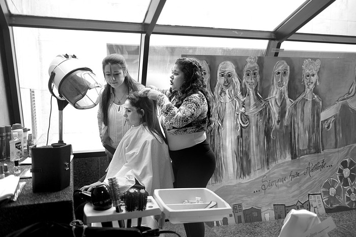 Demostración del taller de peluquería del Centro de Ingreso de Adolescentes Femeninos , ayer, en el marco de la celebración del primer aniversario del Instituto Nacional de Inclusión Social Adolescente. Foto: Andrés Cuenca