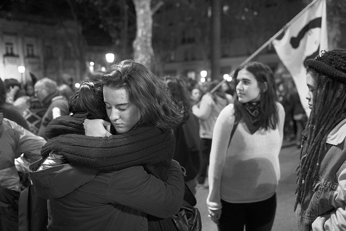 Marcha por femicidio en Atlántida, anoche, en la plaza Cagancha. Foto: Andrés Cuenca