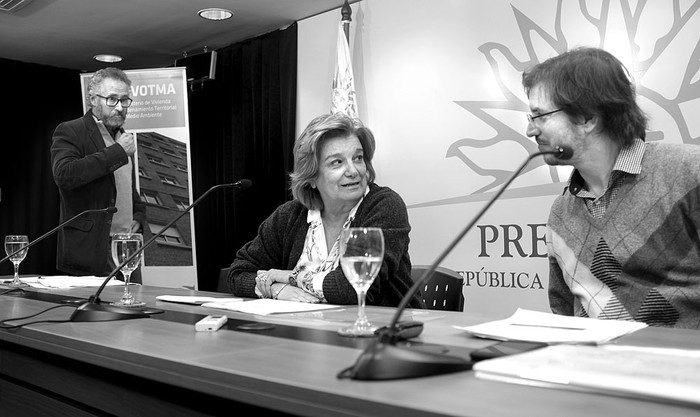 Salvador Schelotto, director nacional de Vivienda; Eneida de León, ministra de Vivienda, Ordenamiento Territorial y Medio Ambiente; y José Freitas, director nacional de Ordenamiento Territorial, en el lanzamiento de la estrategia nacional de acceso al suelo, ayer, en la Torre Ejecutiva. Foto: Pablo Vignali