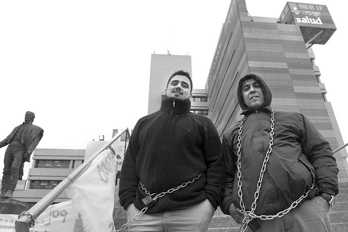 Pablo Silva y Daniel Umpiérrez, trabajadores de la salud, ayer, frente a la sede de la Administración de los Servicios de Salud del Estado. Foto: Andrés Cuenca