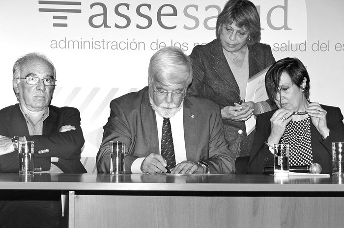 Richard Millán, Eduardo Bonomi y Susana Muñiz, ayer, durante la firma de un convenio entre el Ministerio del Interior y la Administración de los Servicios de Salud del Estado. Foto: Juan Commitante, Presidencia