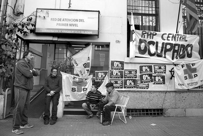Ocupación del local de la Red de Atención del Primer Nivel, ayer, en la calle Cerro Largo. Foto: Andrés Cuenca