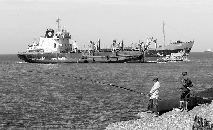 La draga D-7, en el puerto de Montevideo. Foto: Iván Franco
