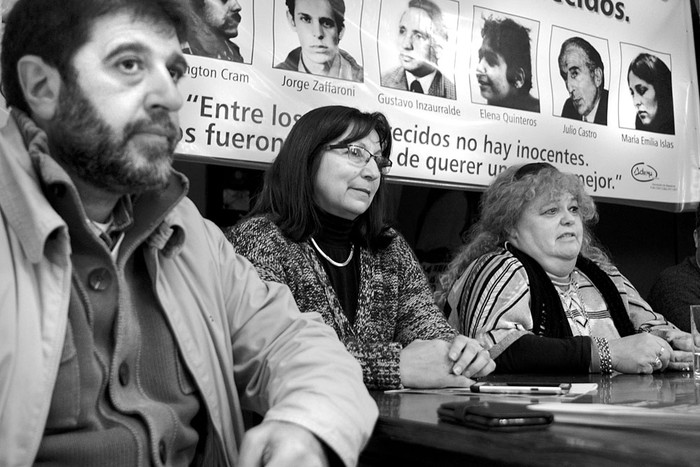 Fernando Pereira, Elbia Pereira y Grisel Garré, ayer, en la asamblea de la Federación Uruguaya de Magisterio. Foto: Alessandro Maradei