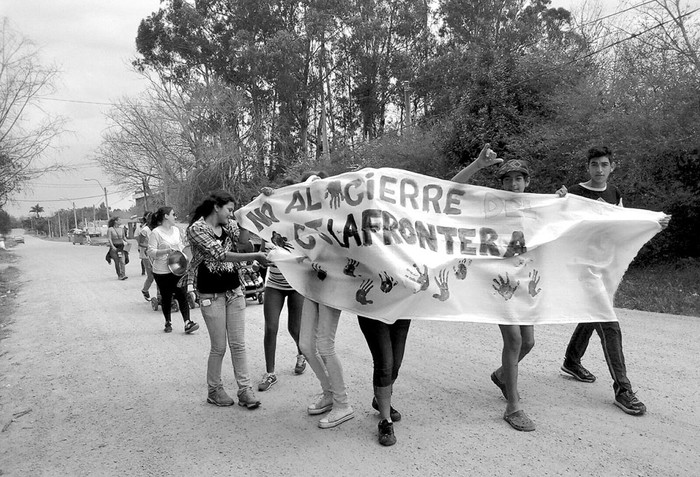 Movilización de adolescentes, familiares y vecinos del centro juvenil La Frontera, el miércoles, en Empalme Nicolich. Foto: s/d de autor