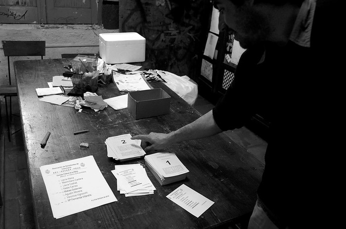 Mesa de votación en las elecciones de la Federación de Estudiantes Universitarios del Uruguay. Foto: Pablo Nogueira (archivo, octubre de 2012)