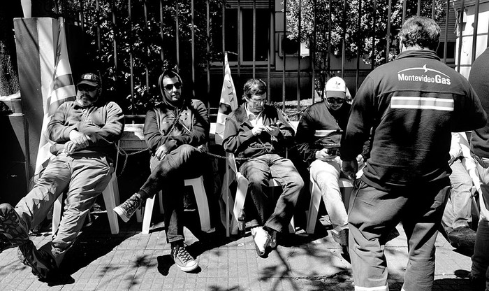 Pablo Sequeira, Martín Araújo, Wilson Araújo y Pedro Ferreira, trabajadores del gas, se encadenaron ayer frente a la Embajada de Brasil. Foto: Andrés Cuenca