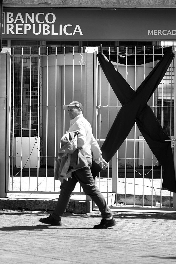 Ocupación de la sucursal Mercado Modelo del Banco República, ayer. Foto: Pablo Vignali