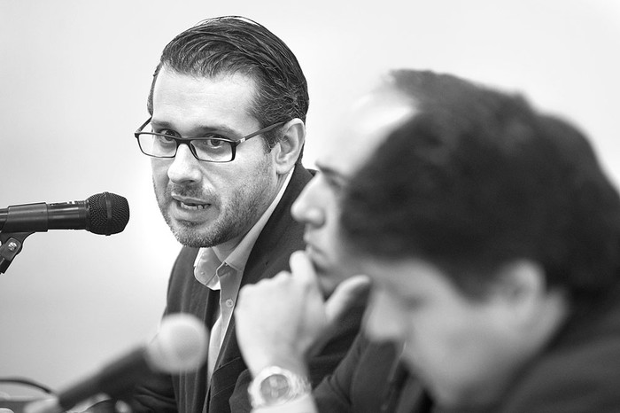 Gabriel Pedro, Javier Metre y Martín J Bueno, durante un informe de la Cámara de Economía Digital sobre  impuestos a compras por internet, ayer, en la Facultad de Ciencias Económicas. Foto: Federico Gutiérrez