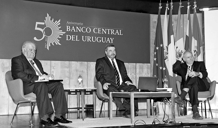 Enrique Iglesias, Mario Bergara y Ricardo Pascale, ayer, en el Banco Central del Uruguay. Foto: Juan Commitante, Presidencia