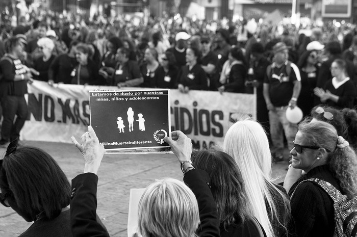 Marcha en conmemoración del Día Internacional de Lucha contra Todas las Formas de Violencia hacia las Mujeres, el sábado, en el Centro de Montevideo. Foto: Manuela Aldabe
