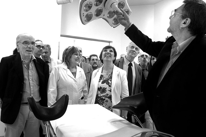 Richard Millán, gerente general de ASSE, Loreley Martínez, directora del hospital Pasteur, Susana Muñiz, directora de ASSE, y el diputado Luis Gallo, durante la inauguración de las nuevas instalaciones del centro quirúrgico. Foto: Manuela Aldabe