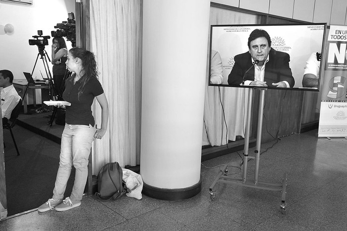 Exterior de la sala de prensa del Ministerio de Ganadería, Agricultura y Pesca, durante la conferencia (en la pantalla se ve a Pedro Soust). Foto: Federico Gutiérrez