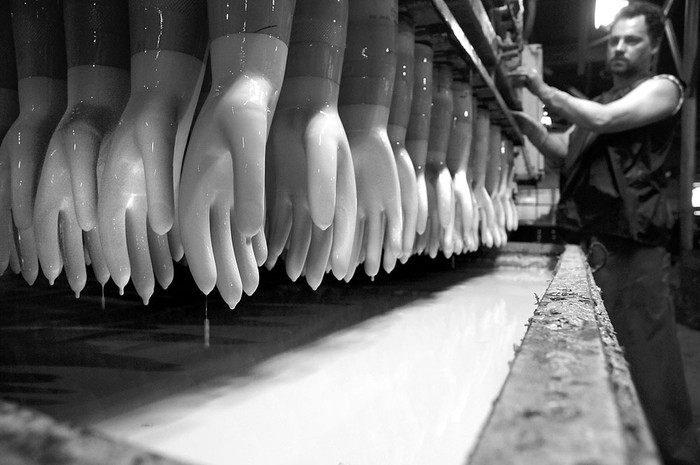 Fabricacion de guantes de goma en la planta industrial de FUNSA. Foto: Pablo Nogueira (archivo, febrero de 2014)