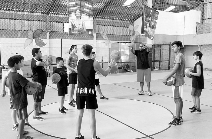 Básquetbol en el Complejo Municipal Sacude. Foto: Mayda Burjel