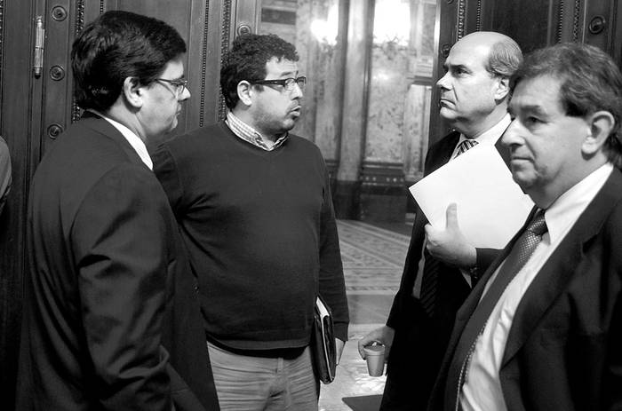 Fitzgerald Cantero, Alejandro Sánchez, Pablo Abdala e Iván Posada, en un foro sobre publicidad oficial. Foto: Pablo Vignali (archivo, junio de 2015)