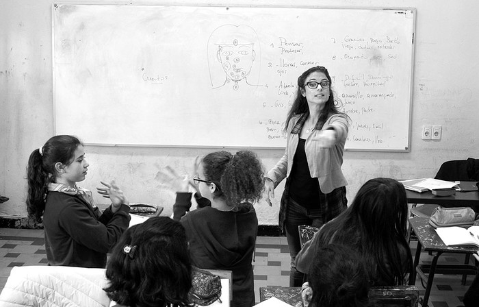 Carina Romero, profesora de lengua de señas del Cereso, en el liceo 32. Foto: Alessandro Maradei (archivo, junio de 2017)