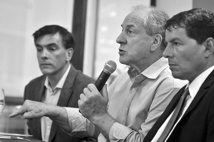 Leonardo Loureiro, Ernesto Murro y Eduardo Pereyra, ayer, en la firma del acuerdo entre CUTI e INEFFOP. Foto: Federico Gutiérrez