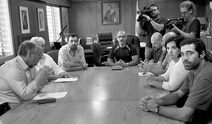 Firma de acuerdo entre la Unión Ferroviaria y AFE-CND, ayer, en el Ministerio de Trabajo y Seguridad Social. Foto: Federico Gutiérrez