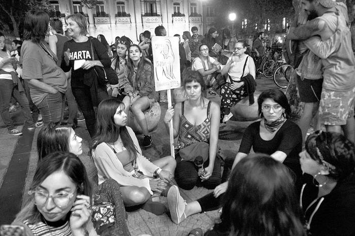 Alerta feminista por los femicidios de Vanesa Monzón, en Vergara, y de Sirley Silva, en Tacuarembó, ayer, en 18 de Julio. Foto: Manuela Aldabe