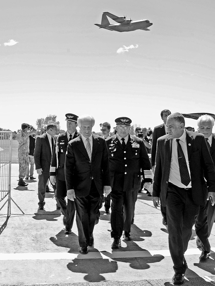 Tabaré Vázquez, ayer, en la base aérea Boiso Lanza. Foto: Walter Paciello, Presidencia