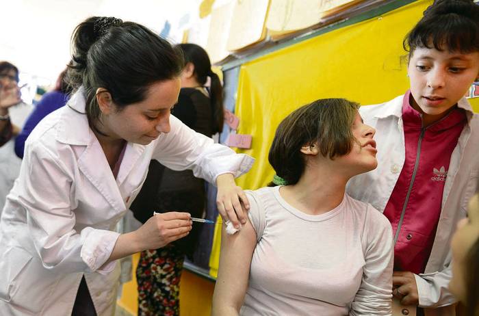 Jornada de vacunación contra el virus del papiloma humano en la escuela 95. Foto: Santiago Mazzarovich (archivo, octubre de 2016) · Foto: Santiago Mazzarovich