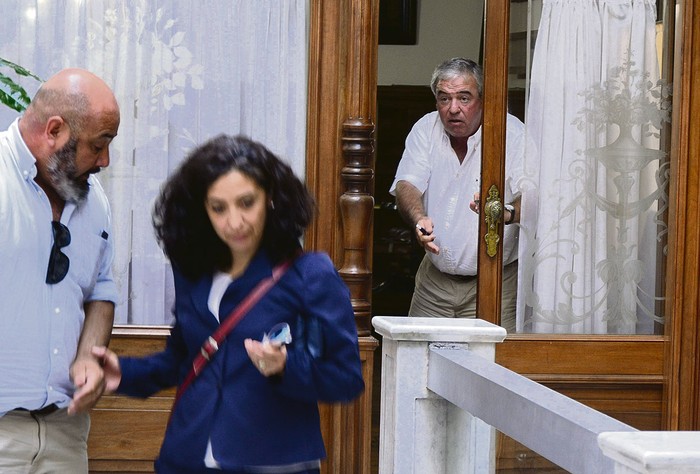 Pablo Sequeira y Paola Giorgetta, del Sindicato del Gas, y Luis Alberto Heber, Senador del Partido Nacional, ayer, en el directorio del Partido Nacional. · Foto: Alessandro Maradei